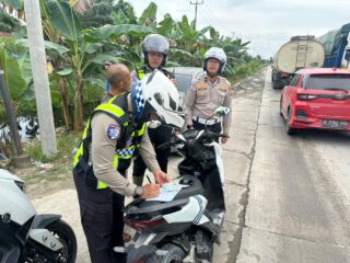 Kemacetan Panjang Di KM 75 Lintas Timur Pelalawan Berhasil Diurai, Satlantas Lakukan Penindakan Tegas