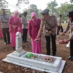 Kapolres Bungo Pimpin Ziarah Dan Tabur Bunga Di TMP Satria Negara Sambut Hari Bhayangkara Ke-80