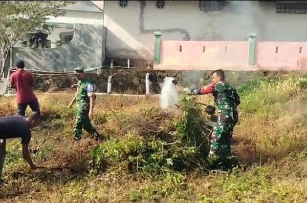 Sinergi Babinsa Krueng Raya Bersama Warga Gelar Jumat Bersih, Wujudkan Lingkungan Gampong yang Sehat dan Asri