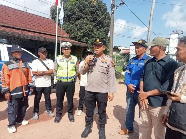 Kapolsek Rawajitu Selatan Lepas Keberangkatan Sekitar 100 Petambak Dipasena Penuhi Undangan Presiden ke-7 RI Joko Widodo