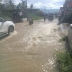 JEMBATAN TERSUMBAT PICU BANJIR DI Kuning 1kec. BAMBEL, Kabupaten Aceh Tenggara WARGA BLOKIR JALAN NASIONAL.