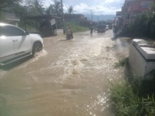 JEMBATAN TERSUMBAT PICU BANJIR DI Kuning 1kec. BAMBEL, Kabupaten Aceh Tenggara WARGA BLOKIR JALAN NASIONAL.