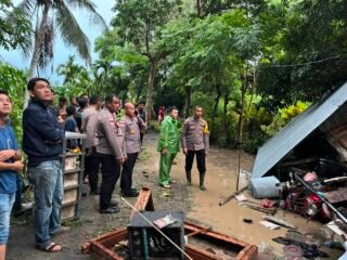 Kapolres Sabang Tinjau Lokasi Longsor dan Bantu Korban Bencana Akibat Cuaca Ekstrem