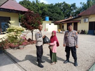 Polsek Kuantan Tengah Salurkan Bantuan Sembako Melalui Program Minggu Kasih