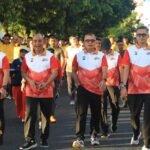 Semarak Hari Bhayangkara ke-80, Kapolda Malut Pimpin Senam Bersama dan Fun Walk pada _Car Free Day_ di Pantai Falajawa