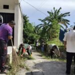 Kebersamaan Tanpa Batas, Babinsa Iboih Bantu Warga Bersihkan Pekarangan Rumah