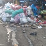 Sampah Depan Pasar Tanete Bulukumba Menggunung, Bau Menyengat dan Air Kotor Mengalir ke Jalan*