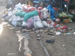 Sampah Depan Pasar Tanete Bulukumba Menggunung, Bau Menyengat dan Air Kotor Mengalir ke Jalan*