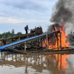 Polsek Cerenti Tindak Lanjuti Laporan Contact Center 110, Empat Rakit PETI Dimusnahkan Di Desa Pulau Busuk