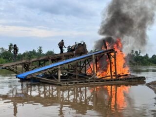 Polsek Cerenti Tindak Lanjuti Laporan Contact Center 110, Empat Rakit PETI Dimusnahkan Di Desa Pulau Busuk