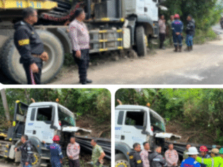 Polsek Pulau Panggung Bantu Evakuasi Truk Tronton Diduga Rem Blong di Tanjakan Leter S