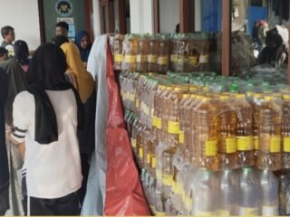 Pemdes Cibunarjaya Salurkan Bantuan Pangan, 15.036 KPM Terima Beras dan Minyak Goreng