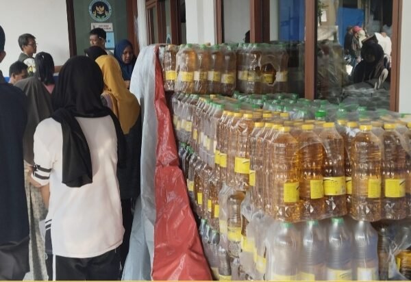 Pemdes Cibunarjaya Salurkan Bantuan Pangan, 15.036 KPM Terima Beras dan Minyak Goreng