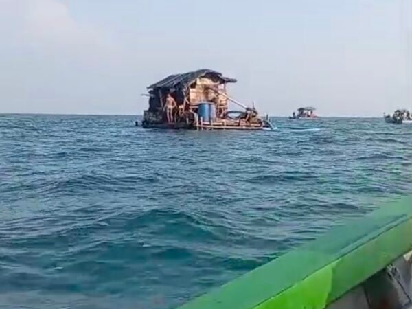 Diduga Serobot Wilayah Tangkap Nelayan, Ponton Timah Ilegal Beroperasi Brutal di Laut Enjel, Pekerja Diduga Acungkan Pistol Saat Ditegur