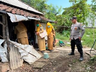 Peduli Kemanusiaan Bhabinkamtibmas Polsek Sarirejo dampingi Pemeriksaan Kesehatan Rutin Warga