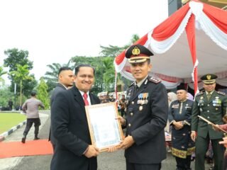 Hari Bhayangkara Ke-80, Kapolres Kuansing Beri Reward Kepada Personel Berprestasi Pendukung Tugas Polri