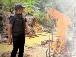 Polsek Benai Tertibkan Aktivitas PETI Di Desa Tebing Tinggi, Satu Unit Rakit Dimusnahkan