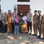 Polres Pasaman Barat Serahkan Kunci Rumah Hasil Bedah Rumah kepada Nenek Kartini, Rangkaian Hari Bhayangkara ke-80