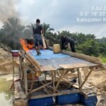 Polsek Singingi Tertibkan Aktivitas PETI Di Desa Kebun Lado, Satu Unit Rakit Dimusnahkan