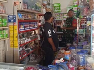 Babinsa Ie Meulee Pantau Harga Sembako di Kios Warga, Pastikan Kebutuhan Masyarakat Tetap Terjangkau