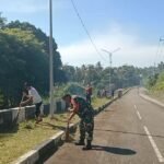 Babinsa Ujong Kareung dan Warga Gotong Royong Bersihkan Jalan, Perkuat Budaya Peduli Lingkungan