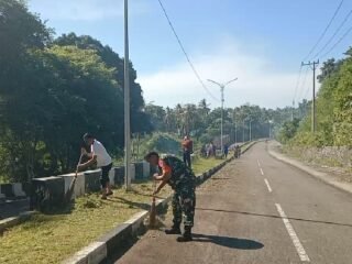 Babinsa Ujong Kareung dan Warga Gotong Royong Bersihkan Jalan, Perkuat Budaya Peduli Lingkungan