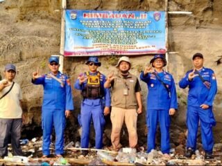 Polda Lampung Pasang Imbauan di Krakatau, Nelayan Diminta Jauhi Kawasan Gunung Anak Krakatau*