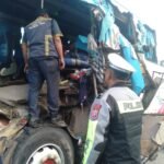 Sigap, Personel Sat PJR Ditlantas Polda Riau Dan Tim Lalin HK Berjibaku Selamatkan Korban Kecelakaan Di Tol Pekanbaru–Dumai
