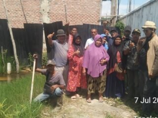 Akses Jalan Ditutup, Warga Lakukan Demo, Berharap Satpol PP Kota Pekanbaru Turun Tangan Dan Membongkar Tembok Pembatas Jalan