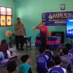 Polsek Hulu Kuantan Berikan Sosialisasi Kenakalan Remaja Dan Latihan PBB Kepada Peserta MPLS SMAN 1 Hulu Kuantan