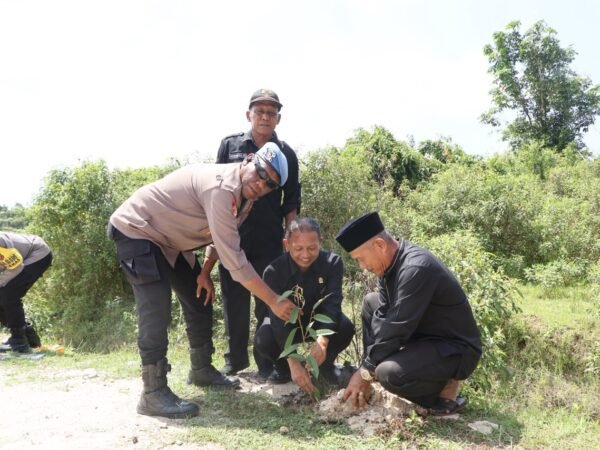 Wakapolres Kuansing Pimpin Penanaman Pohon Green Policing Di Desa Muara Jaya Kopah