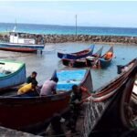 Babinsa Keuneukai Bantu Perbaiki Boat Pancing Warga, Wujud Kepedulian TNI terhadap Nelayan
