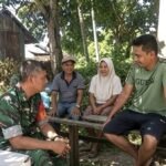 Komsos Bersama Warga, Babinsa Cot Abeuk Jaga Silaturahmi & Pantau Situasi Wilayah