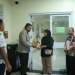 Kapolres Kampar Besuk Personel Zainal Arifin Yang Dirawat Di Icu RSUD Bangkinang
