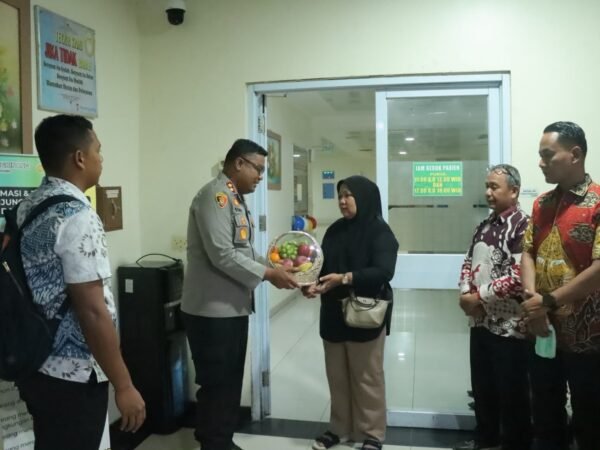 Kapolres Kampar Besuk Personel Zainal Arifin Yang Dirawat Di Icu RSUD Bangkinang