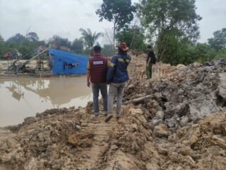 Polsek Singingi Hilir Tertibkan PETI Di Desa Sungai Paku, Tiga Rakit Dompeng Dimusnahkan
