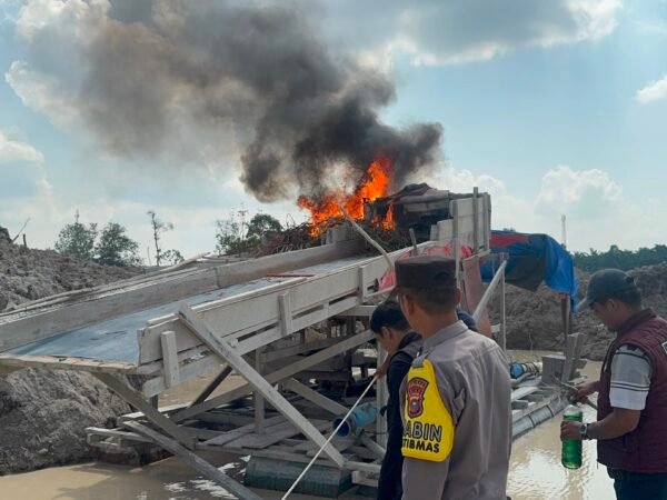 Polsek Singingi Tindak Tegas Aktivitas PETI Di Desa Kebun Lado, Lima Unit Rakit Dimusnahkan