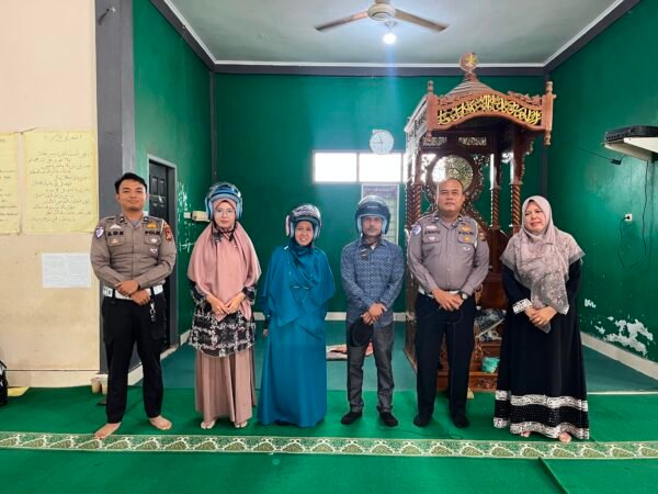 Satlantas Polres Kampar Sosialisasi Lalu Lintas Ke Sekolah, Serahkan 3 Buah Helm