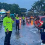 Hujan Deras Rendam Pekanbaru, Dirlantas Polda Riau Pimpin Langsung Urai Kemacetan Dan Bantu Pengendara