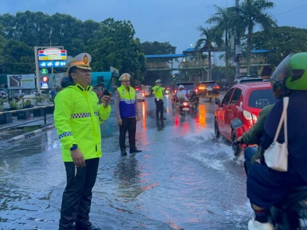 Hujan Deras Rendam Pekanbaru, Dirlantas Polda Riau Pimpin Langsung Urai Kemacetan Dan Bantu Pengendara