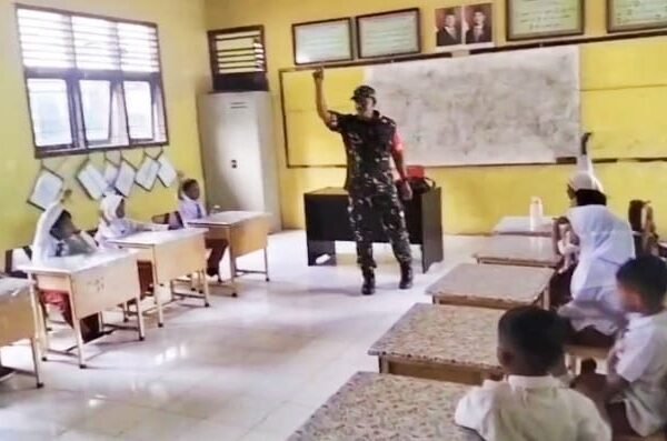 Bentuk Berkarakter dan Disiplin Siswa, Babinsa Koramil 02/Sukakarya Berikan Wawasan Kebangsaan di Sekolah