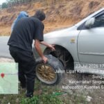 Respons Cepat Layanan Call Center 110, Polsek Singingi Hilir Bantu Pengendara Yang Alami Ban Bocor