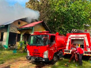 Personel Polres Sabang Bersama Warga, Damkar dan BPBD Bahu Membahu Padamkan Kebakaran Anjungan Aceh Singkil