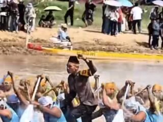 Bhabinkamtibmas Jadi Timbo Ruang Pacu Jalur, Polisi Yang Menyatu Dengan Tradisi Kuansing Viral Di Media Sosial