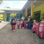 Wujudkan Generasi Cinta NKRI, Babinsa Pelda Syafrial Beri Pemahaman Upacara Bendera Merah Putih 