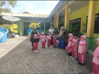 Wujudkan Generasi Cinta NKRI, Babinsa Pelda Syafrial Beri Pemahaman Upacara Bendera Merah Putih 
