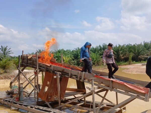 Polsek Kuantan Mudik Musnahkan Dua Rakit PETI Di Desa Setiang, Komitmen Berantas Tambang Ilegal Terus Digencarkan
