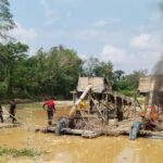 Polsek Pangean Musnahkan Delapan Rakit PETI Di Desa Teluk Pauh, Tegaskan Komitmen Berantas Tambang Ilegal