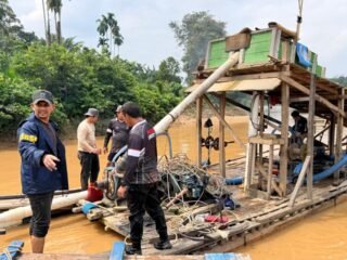 Polsek Cerenti Tertibkan Aktivitas PETI Di Sungai Kuantan, Satu Unit Dompeng Dimusnahkan Meski Sempat Dihadang Warga