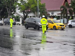 Apresiasi Dan Terima Kasih Untuk Polantas, Tetap Mengabdi Di Tengah Guyuran Hujan